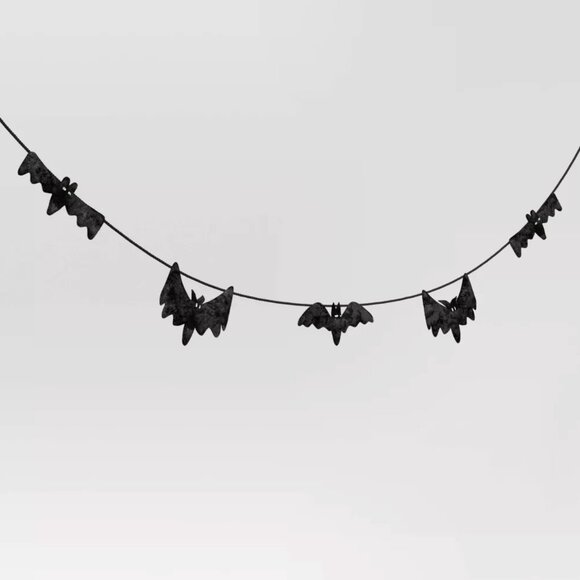 TARGET HYDE & EEK VELVET BAT WALL GARLAND 1CT - Picture 2 of 4